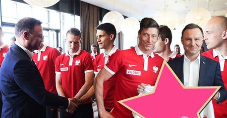 Andrzej Duda odwiedził polską reprezentację w Arłamowie! Robert Lewandowski podarował mu oryginalny prezent