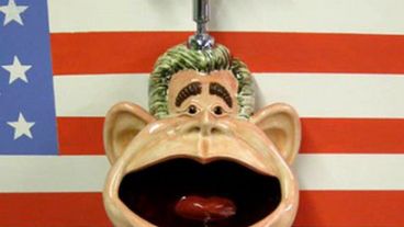 Amerykanie olewają prezydenta - G. W. Bush jako pisuar 1