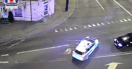 Zatrzymała się przy radiowozie. Kobieta podbiegła, prosząc o pomoc