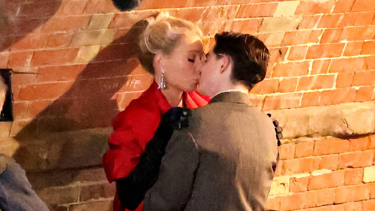 Celebrity Sightings In New York - October 16, 2024NEW YORK, NY - OCTOBER 16: Gwyneth Paltrow and Timothee Chalamet are seen at the "Marty Supreme" movie set in Central Park, Manhattan on October 16, 2024 in New York City.  (Photo by Jose Perez/Bauer-Griffin/GC Images)Jose Perez/Bauer-Griffin101624jpan16, bestof, movie set, marty supreme, topix