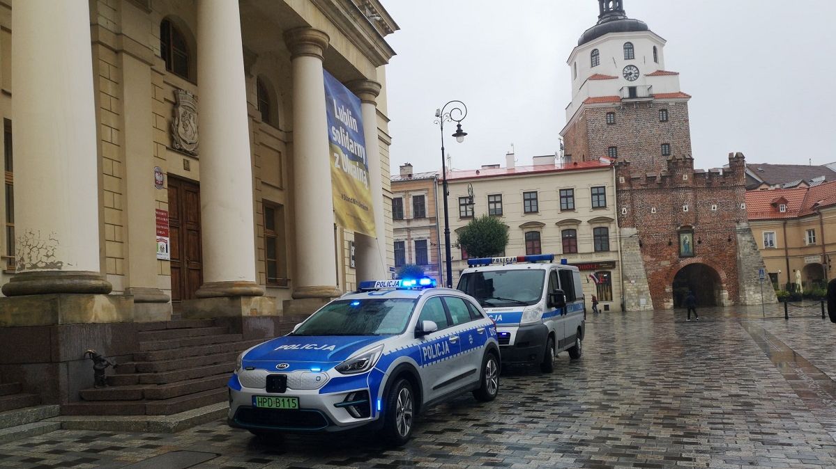 Radiowozy policji przed lubelskim ratuszem