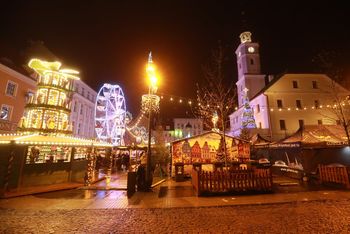 Gliwice: Szykują się na jarmark bożonarodzeniowy. Betonowe bariery mają zabezpieczyć odwiedzających
