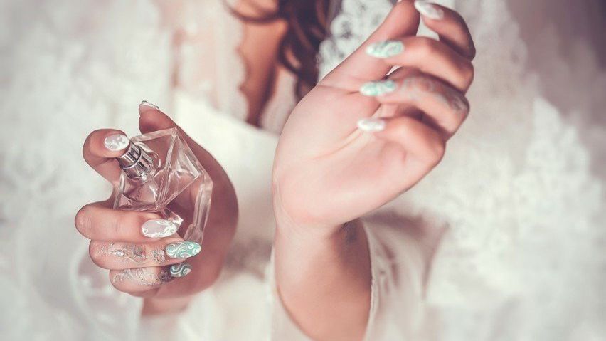 Jakie są najładniejsze i najbardziej trwałe perfumy damskie? Sprawdź, które perfumy kupić dla niej na walentynkowy prezent.