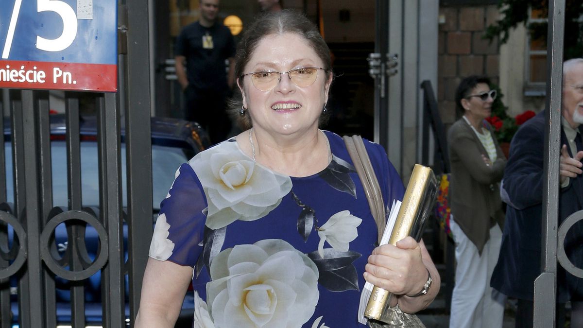 buty damskie, buty na obcasach, buty srebrne, czerwiec 2016, okulary, Samochód Roku Playboya 2016, sukienka do kolan, sukienka granatowa, sukienka w kwiaty, sylwetka, torebka na pasku, torebka pleciona, torebka srebrna