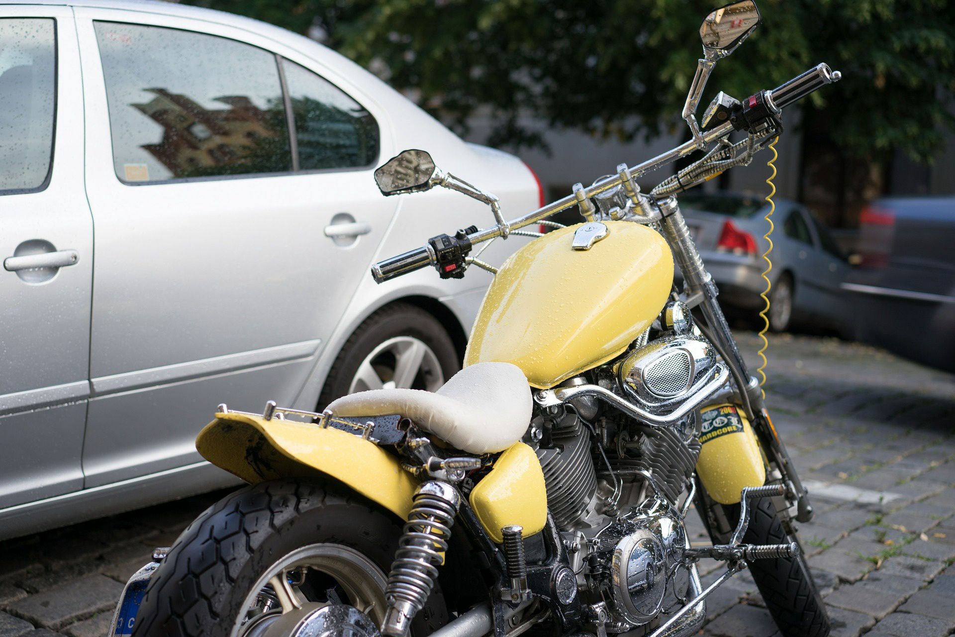 zaparkowany motocykl