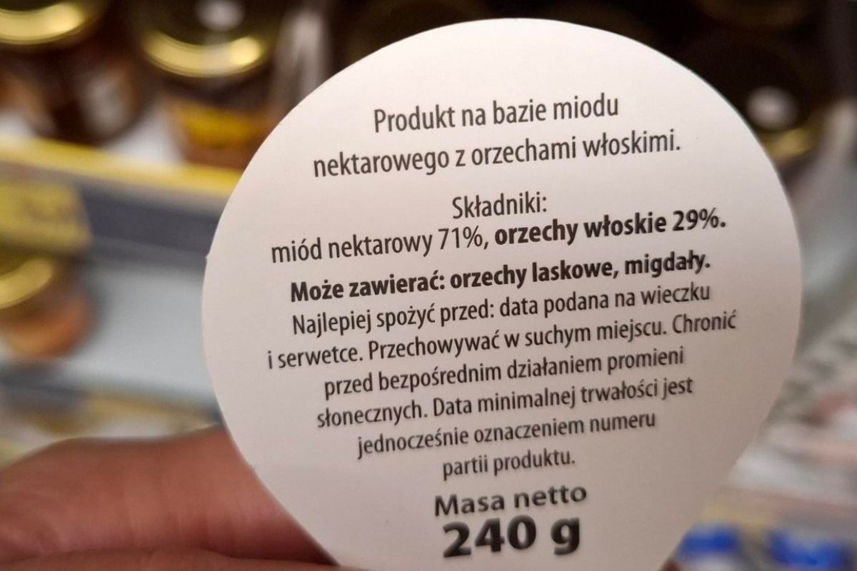 Etykieta miodu z orzechami marki Pszczelarz Kozacki