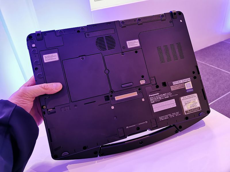 Panasonic Toughbook 55 od dołu