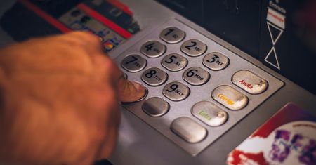 Z jego konta zniknęło prawie 400 tys. zł. Sąd: bank nie zrobił nic