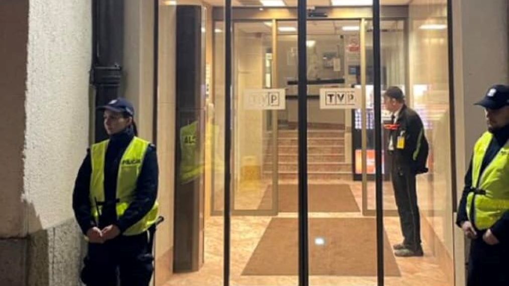 Policja pojawiła się pod siedzibą TVP w Warszawie 