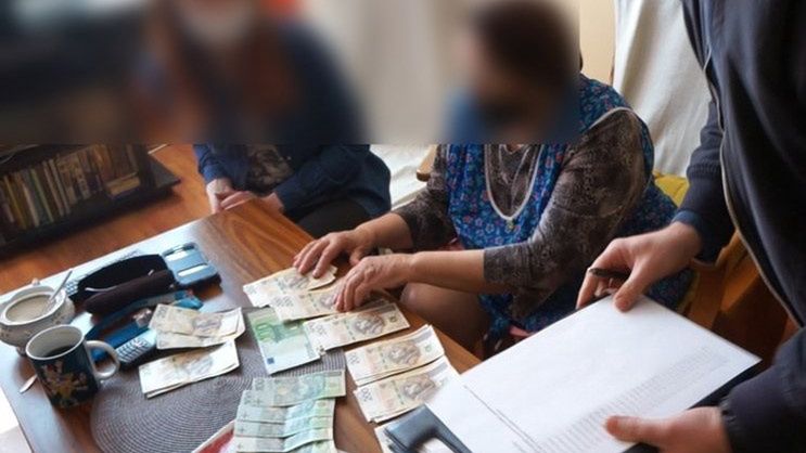Śląskie. Policja z Chorzowa odzyskała pieniądze seniorki, która padła ofiarą oszustwa. 