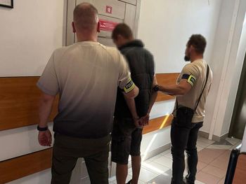 Zaatakowali Ukraińca w parku. Dwaj mężczyźni aresztowani za rozbój