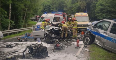 Potworny wypadek. Skoda rozpadła się po zderzeniu z radiowozem