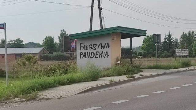 Napis "fałszywa pandemia" na wiacie przystanku w Niedrzwicy Dużej