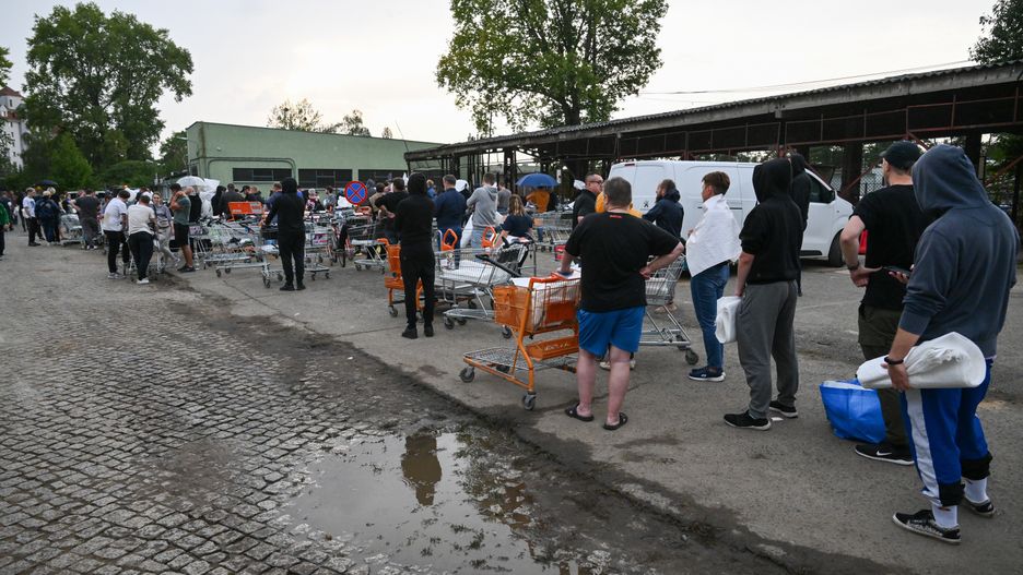 Mieszkańcy Wrocławia stoją po worki z piaskiem