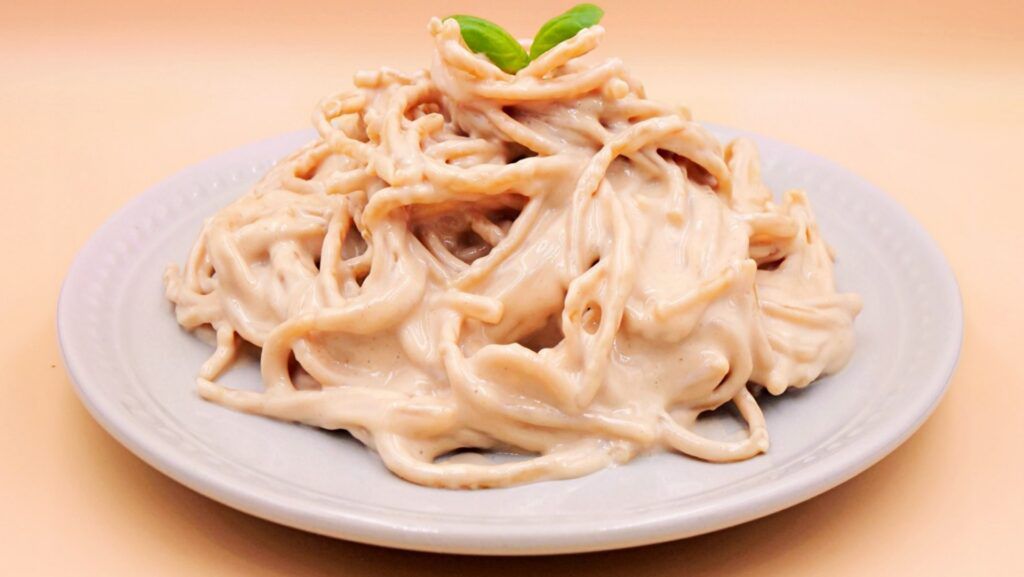 makaron z sosem białkowo-orzechowym przepis