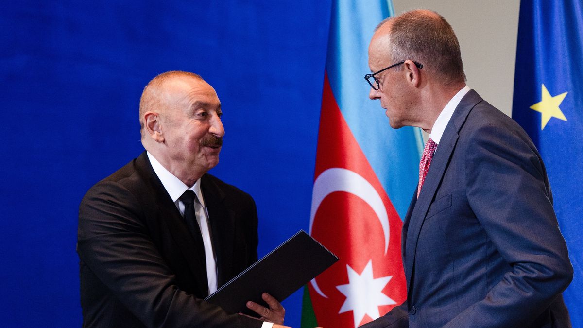 German Chancellor Friedrich Merz (R) and Azerbaijani President Ilham Aliyev (C) shake hands after signing a joint declaration on bilateral cooperation at the Chancellery in Berlin, Germany, 21 July 2026. Merz and Aliyev met for bilateral talks. EPA/FADI YOUSEF Dostawca: PAP/EPA.