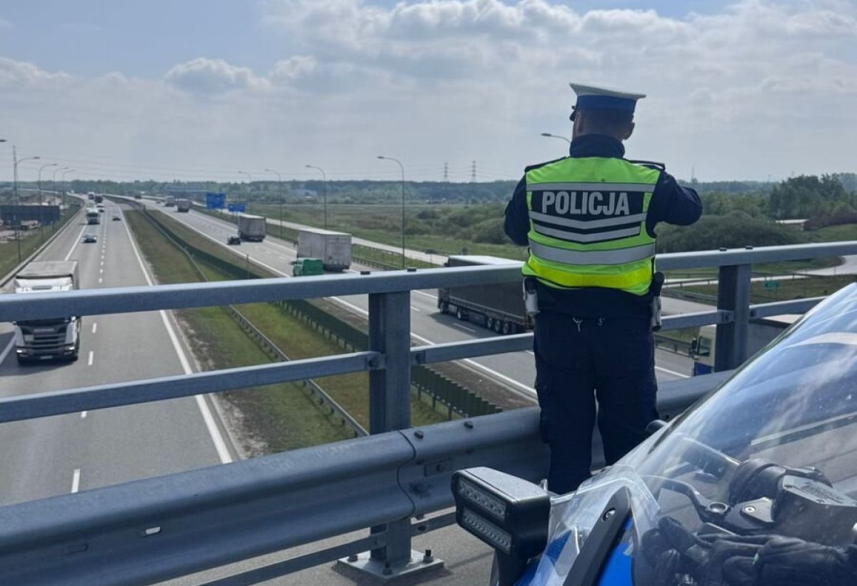Policjant stanął na wiadukcie. Tylu kierowców "złapał"