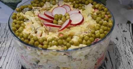Sałatka z groszkiem i paluszkami surimi