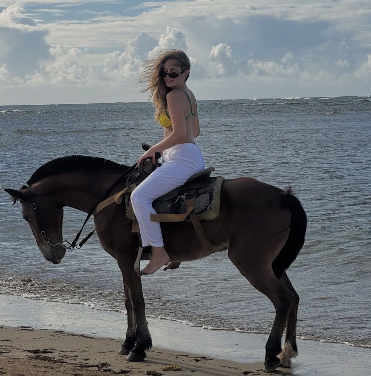 Wiktoria Gąsiewska jeździ konno po plaży 