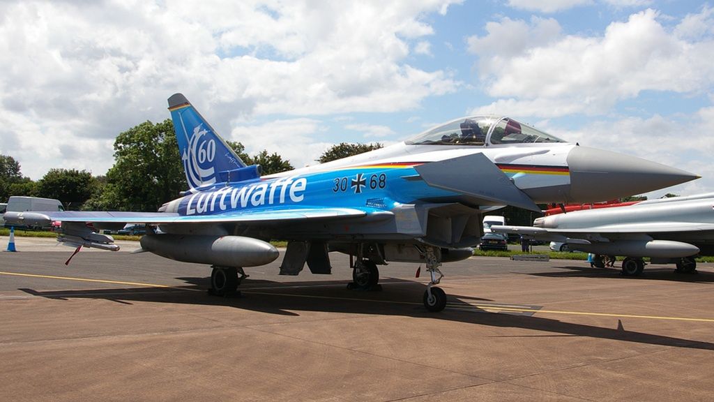 Niemiecki myśliwiec Eurofighter w okolicznościowym malowaniu