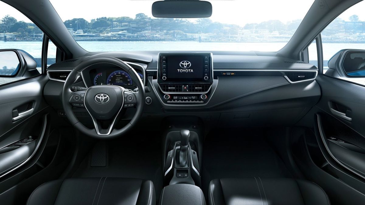 Największą różnicą w porównaniu z poprzednikiem jest układ podstawowych instrumentów na desce rozdzielczej. Ekran systemu multimedialnego znajduje się teraz wyżej i nie jest już wbudowany w kokpit, lecz wystaje z niego.