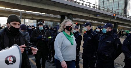 Strajk Kobiet okupuje rondo Czterdziestolatka. Przepychanki z policją