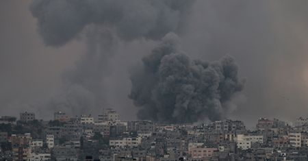 "Pełne oblężenie". Izrael równa z ziemią Strefę Gazy