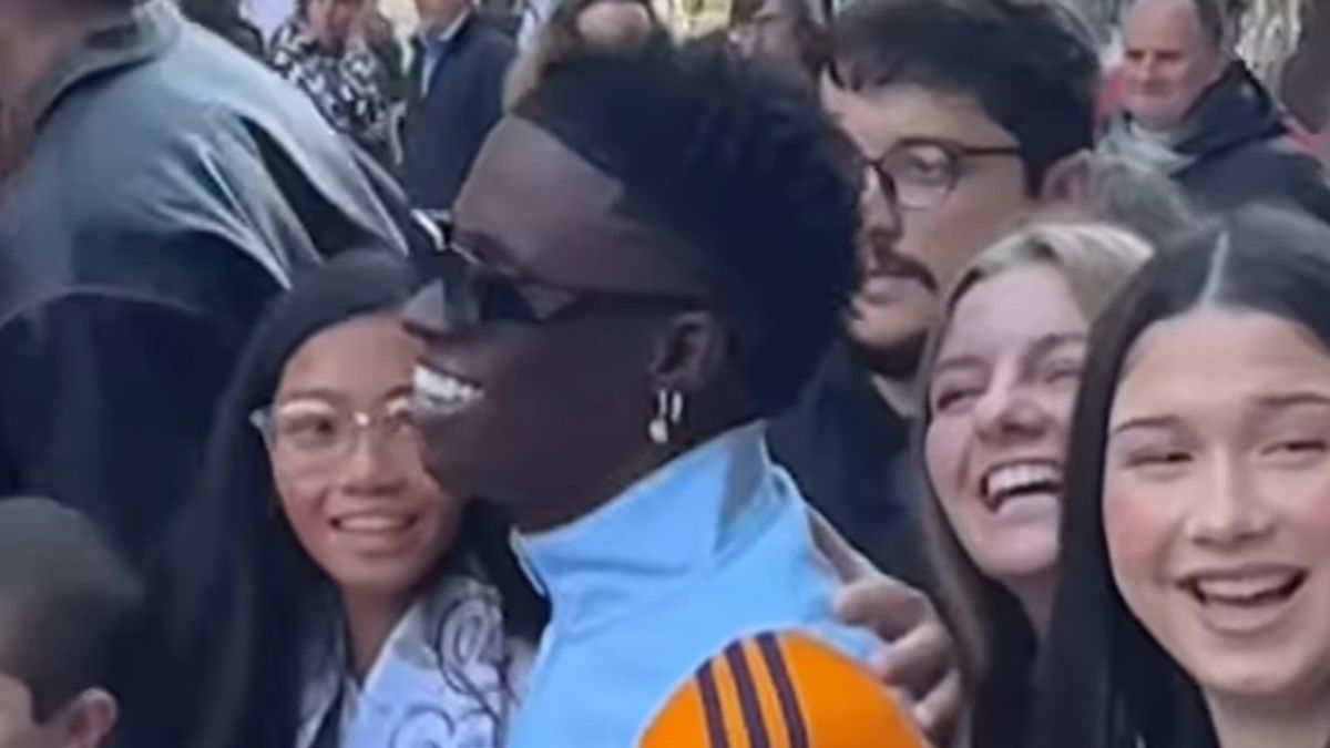 Sobowtór Viniciusa Juniora pod stadionem Realu Madryt