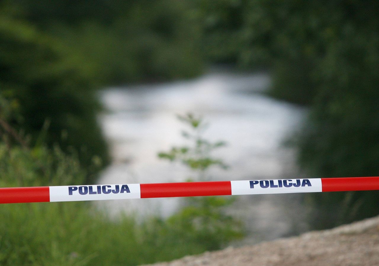 Zakrzewek: Mężczyzna tonął w stawie, mimo reanimacji zmarł