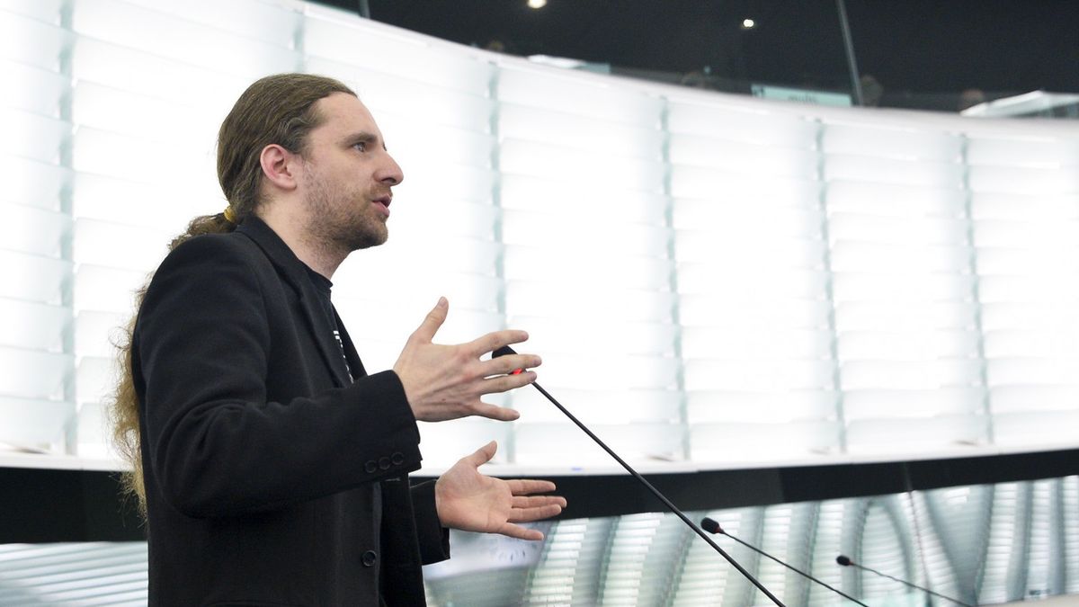 Znany z ciekawych wypowiedzi w europarlamencie Dobromir Sośnierz proponuje nie mniej ciekawe zmiany dla kierowców.