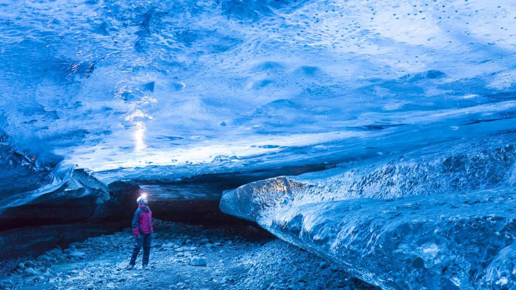 Jaskinie lodowe to ciekawe, ale niebezpieczne atrakcje