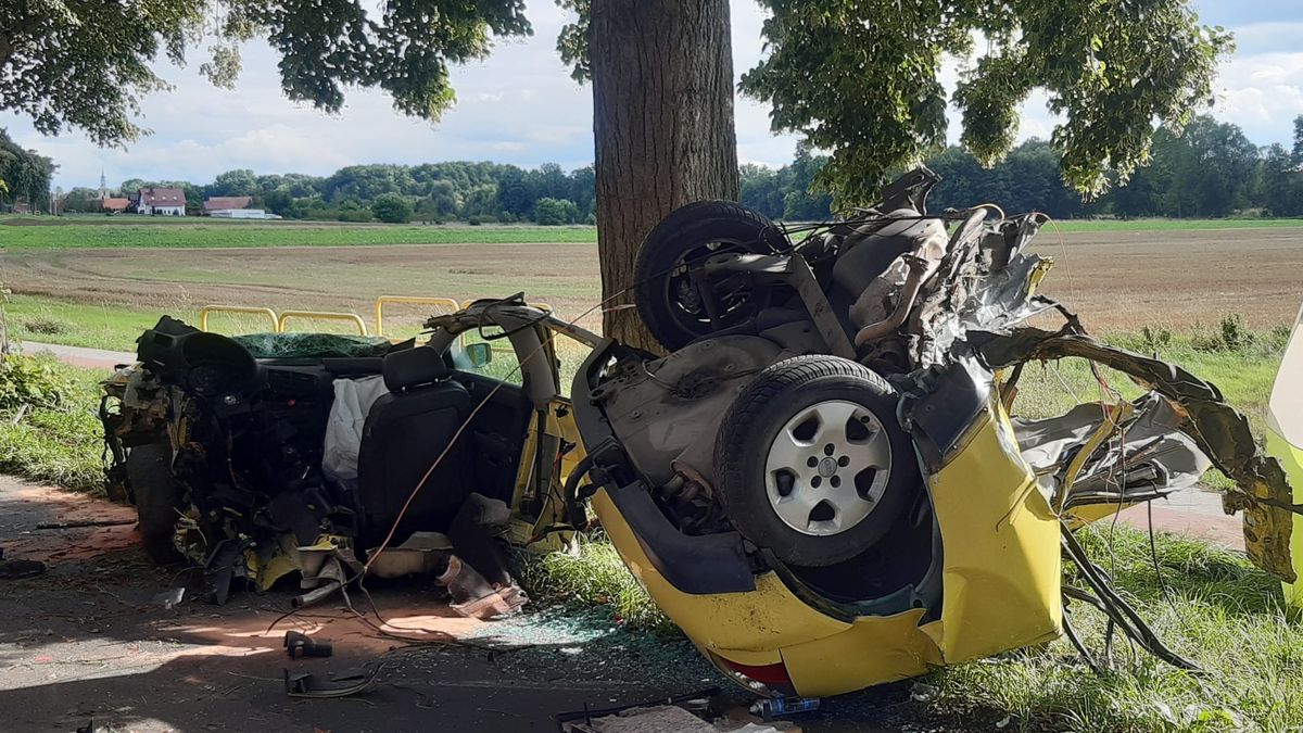 Siła uderzenia była tak duża, że pojazd został rozerwany na dwie części
