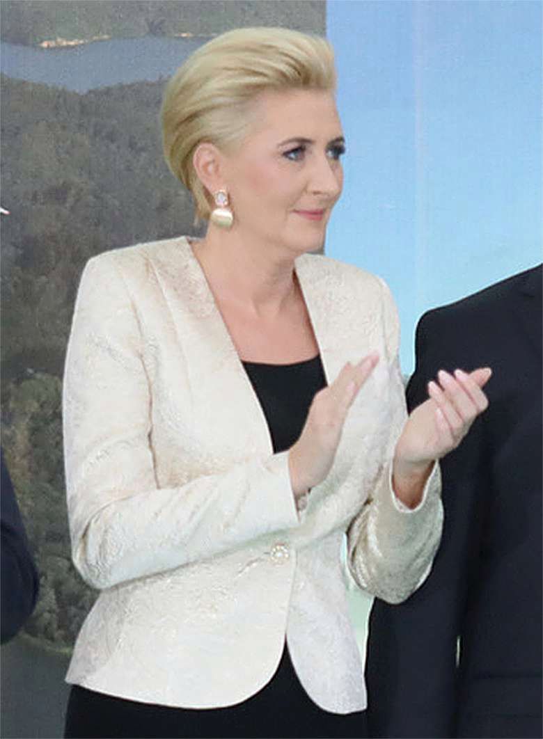 Stylizacja Agaty Dudy na spotkaniu z żołnierzami