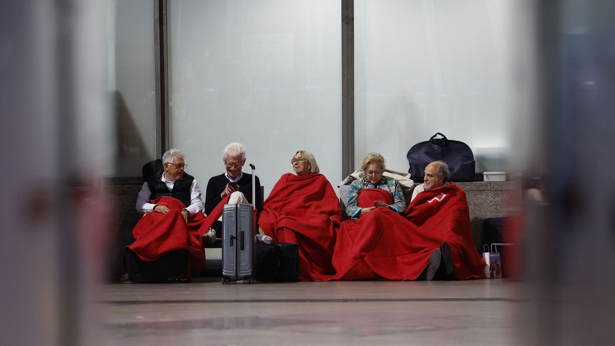 Stranded train passengers spend the night at Atocha railway amid a massive power outage that affected Spain and Portugal, in Madrid, Spain, late 28 April 2025 (issued 29 April 2025). Train service began to resume early 29 April. A power blackout hit large parts of Spain and spread to neighboring Portugal and France on 28 April, disrupting transport systems, internet connections, and daily life, according to authorities. The exact cause of the outage is unknown. EPA/RODRIGO JIMENEZ Dostawca: PAP/EPA.