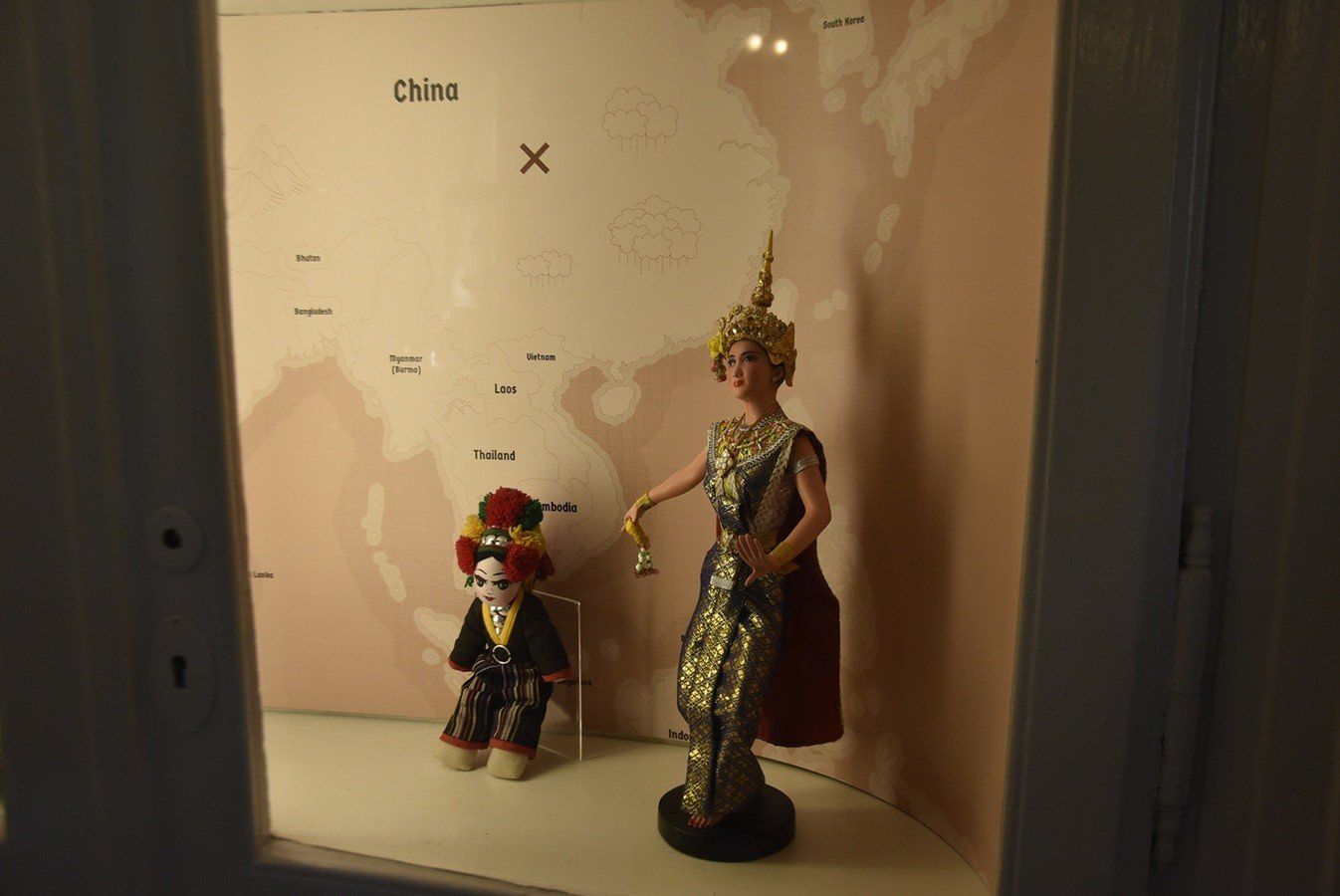 Muzeum Porcelany prezentuje cudowne lalki z różnych stron świata