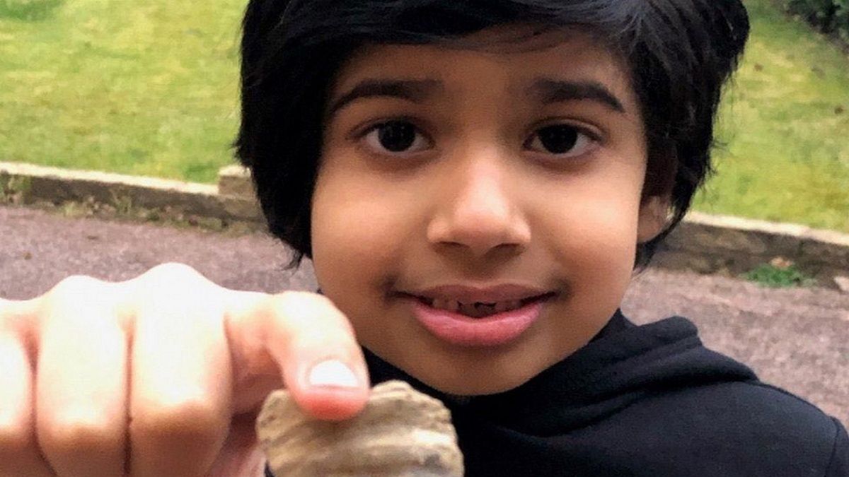 Chłopiec ze swoim znaleziskiem