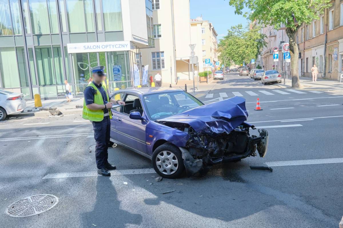 Honda uderzyła w toyotę, a następnie w forda na ul. Lipowej