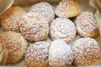 Delikatniejsze niż pączki i przyjemnie chrupiące z zewnątrz. W środku zmieści się cała masa kremu