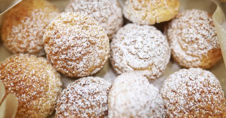 Delikatniejsze niż pączki i przyjemnie chrupiące z zewnątrz. W środku zmieści się cała masa kremu