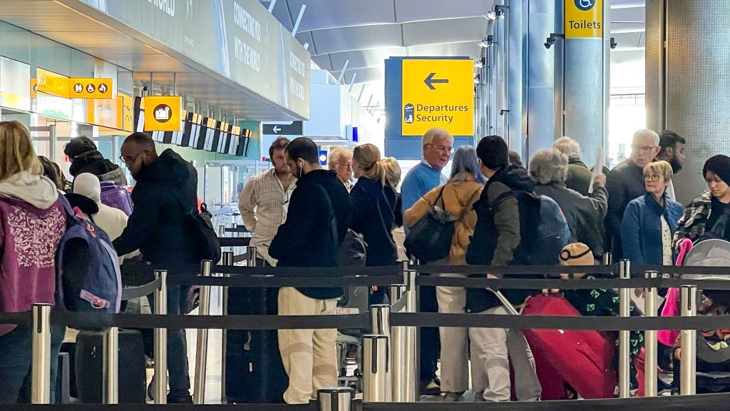 Lotnisko Heathrow w Londynie. Osoby podróżujące z tego portu w okresie świątecznym mogą mieć problemy