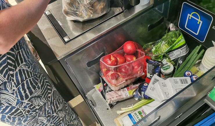 Właścicielka torebki z Lidla poszukiwana. Oto co było w środku