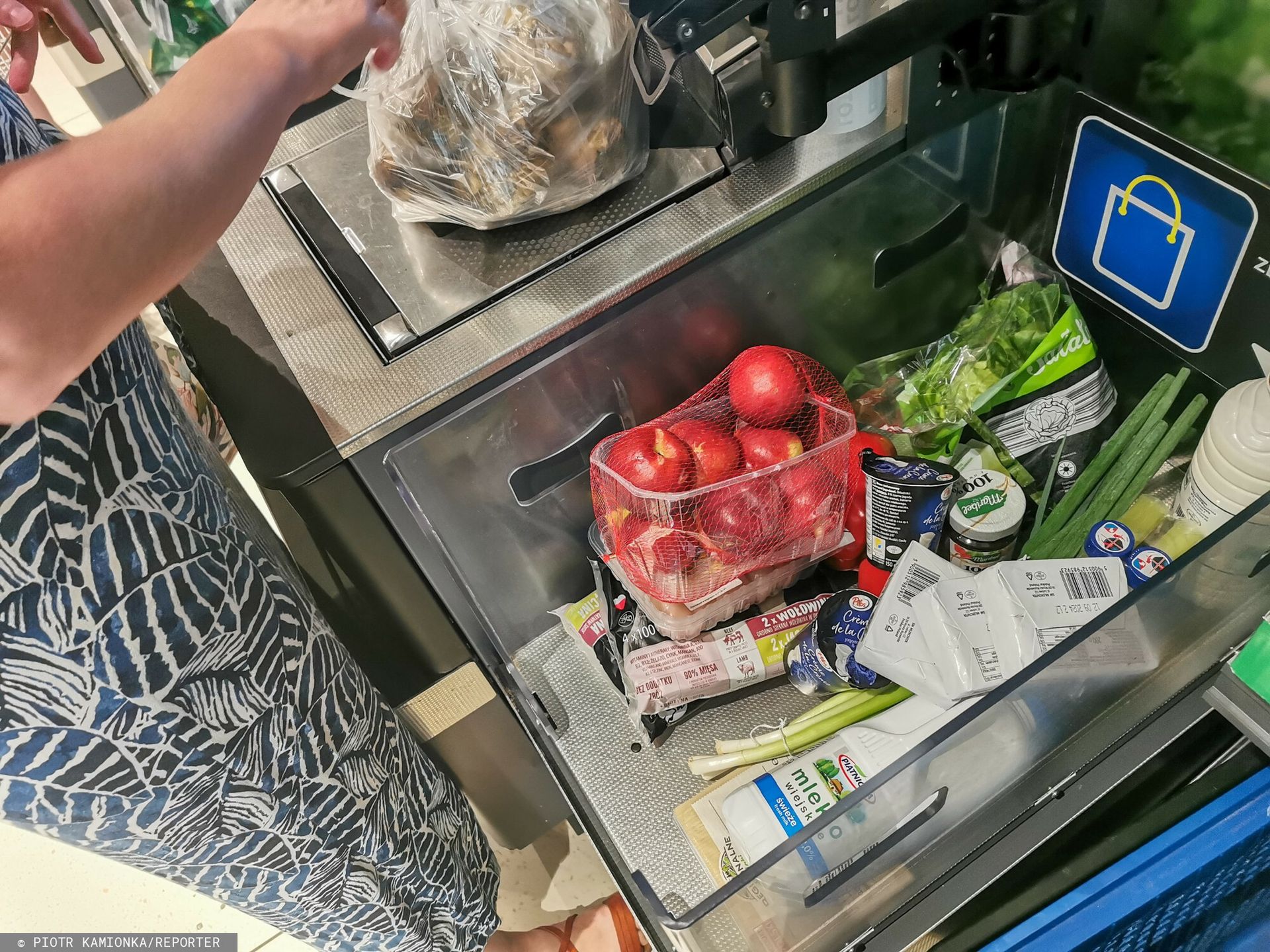 Tajemnicza torebka przy kasach samoobsługowych