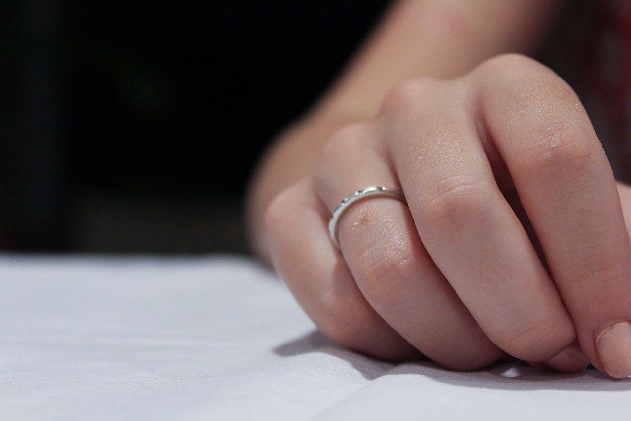 Przechodni pierścionek zaręczynowy to obciach? "Jakbym dostała w twarz"