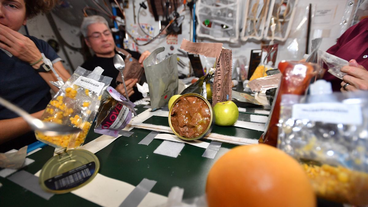 Uroczysta kolacja w kosmosie. Zdjęcia z ISS wywołują uśmiech 1