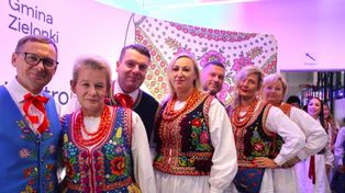 Zielonki: Wielkie Święto Stroju Krakowskiego. Bajecznie kolorowy tłum ludzi. Historyk: "Już jesteście nieśmiertelni"