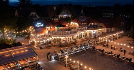 Bar Przystań w Sopocie to fenomen. Skąd biorą się kolejki do lokalu przy plaży?
