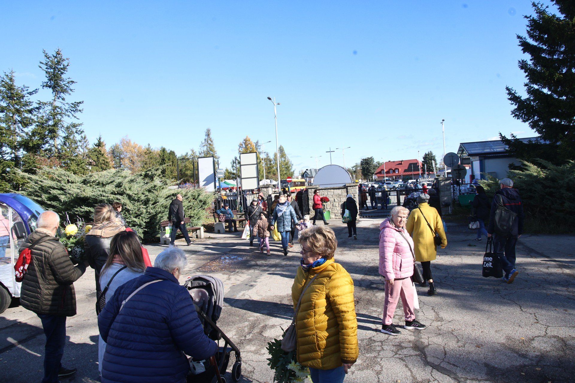 31 października to na kieleckich nekropoliach dzień równie ruchliwy jak samo święto.