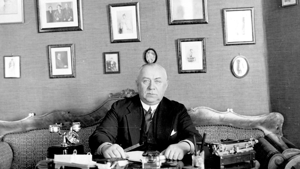 Stefan Ossowiecki w swoim mieszkaniu.