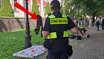 To nie fotomontaż. Taki widok w parku. Aż przyjechali strażnicy