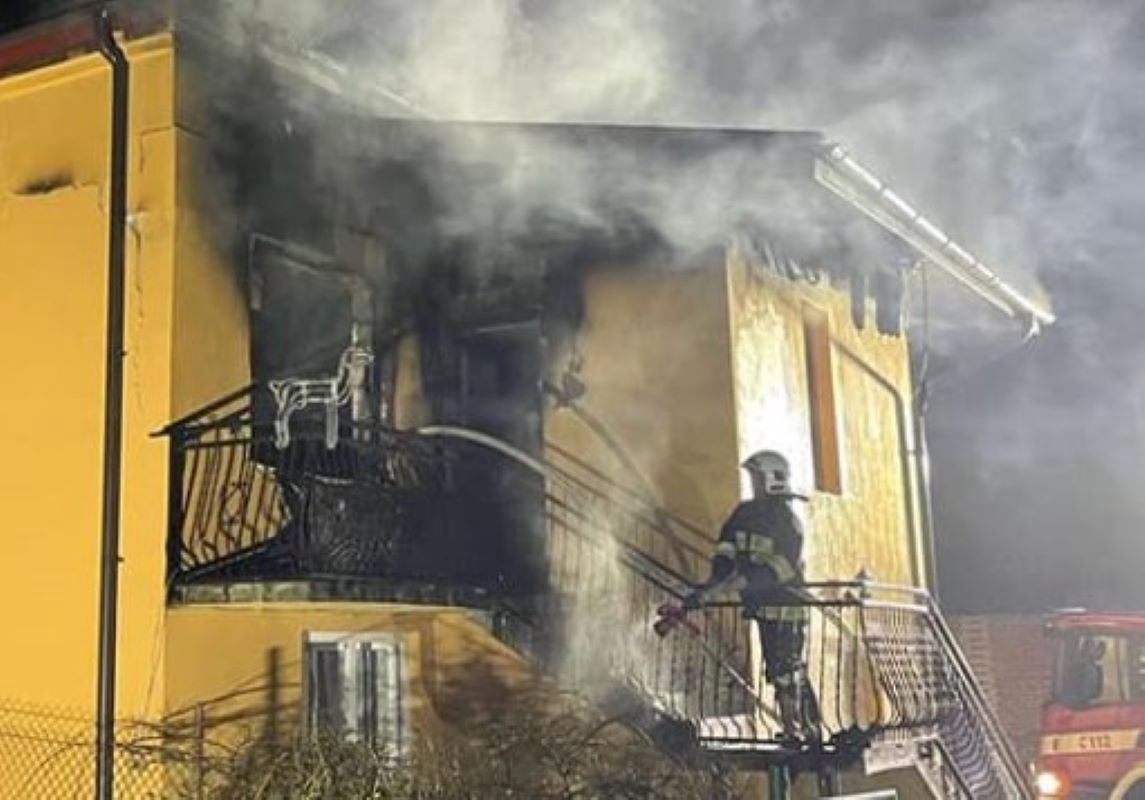 Pożar odebrał dach nad głową dwóm rodzinom. Strażacy proszą o pomoc